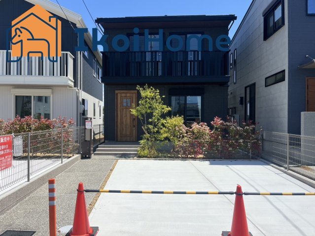 明石市大久保町松蔭　新築戸建　2号棟の外観|ゆったり並列２台駐車可能！黒い外観はかっこいいです！広いガーデンスペースで趣味も楽しめます！