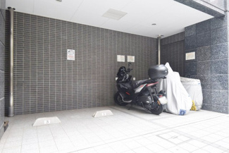【駐車場】 | バイク置き場。空き区画の有無や駐輪料金、サイズおよび排気量規定などについては、改めてお問い合わせください。～即日のご見学可能～　お問合せはお気軽にどうぞ。