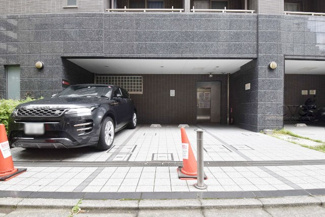 【駐車場】 | マンションの駐車場スペース。空きの有無や駐車料金、サイズ規定などについては、改めてお問い合わせください。～即日のご見学可能～　お問合せはお気軽にどうぞ。