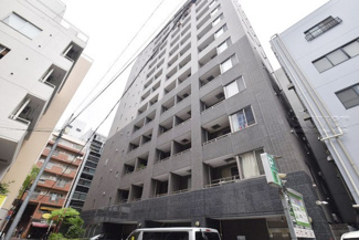 【外観】 | 青空によく映える建物です。手入れの行き届いた外壁やマンション正面エントランスなど、綺麗な姿をぜひ一度、現地にてご覧ください。～即日のご見学可能～　お問合せはお気軽にどうぞ。