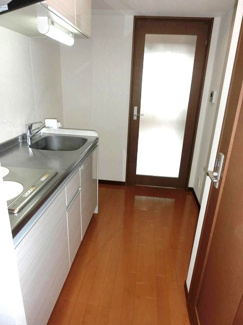 【展望】 | 玄関から室内への景観です！キッチンの奥に洋室7.5帖のお部屋があります♪
