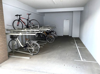 【その他共用部分】 | 屋内駐輪場で雨が降っても大切な自転車が濡れなくてすみますね♪荷物が重いときに自転車があれば助かりますね！