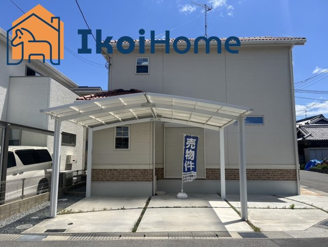 明石市魚住町清水　中古一戸建ての外観|駐車場には２台分の大きなカーポートがついており、並列３台駐車が可能です。