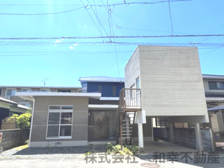 【外観】 | かわいらしい外観が魅力的です。秘密基地のような別棟は用途多彩で便利です。