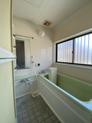 【浴室】 | 本庄市四季の里3丁目　中古住宅   | 現地(2024年5月撮影)
