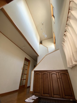 【玄関】 | 本庄市四季の里3丁目　中古住宅   | 現地(2024年5月撮影)