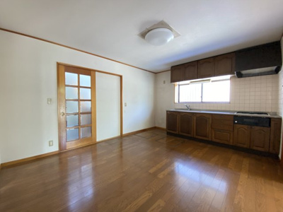 【居間・リビング】 | 本庄市四季の里3丁目　中古住宅   | 使い勝手の良いシステムキッチンです。
現地(2024年5月撮影)