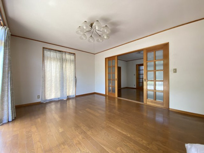 【洋室】 | 本庄市四季の里3丁目　中古住宅   | 明るい陽ざしが差し込む室内です。
現地(2024年5月撮影)