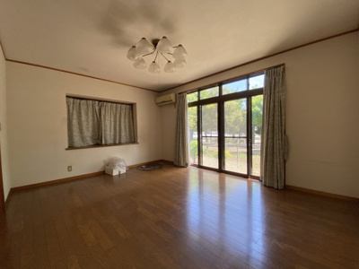 【洋室】 | 本庄市四季の里3丁目　中古住宅   | 明るい陽ざしが差し込む室内です。
現地(2024年5月撮影)