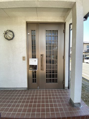 【玄関】 | 本庄市四季の里3丁目　中古住宅   | 現地(2024年5月撮影)