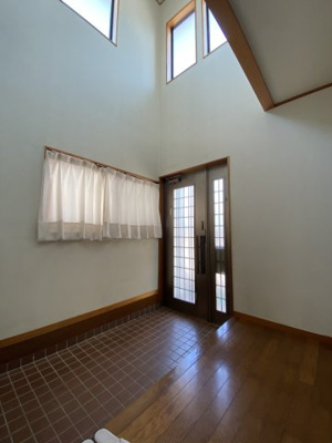 【玄関】 | 本庄市四季の里3丁目　中古住宅   | 現地(2024年5月撮影)