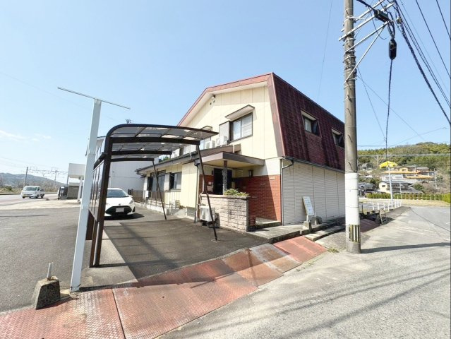 佐賀県杵島郡大町町　中古戸建の外観|駐車場にはカーポートがあります。