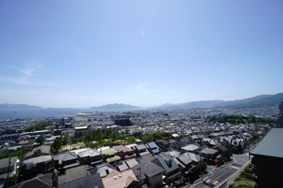 【展望】 | 【上質リフォーム】フローレンス井口台アネックス | 【四季を感じる】
四季の移ろい・爽やかな青空や風を感じられ
自然を愉しめるパノラマビュー。
毎日の暮らしに余裕を感じさせてくれる、
遮る物の無い開放的な眺望を是非、ご堪能ください。