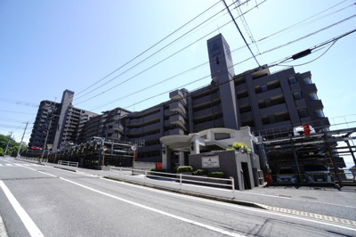 【外観】 | 【上質リフォーム】フローレンス井口台アネックス | 【耐震性】
耐震性の高さを判断するポイントは、
建築確認申請日が1981年6月1日以降の
新耐震基準に適合しているかどうか。
震度６程度の大地震でも
建物が崩壊しないレベルが基準になりました。