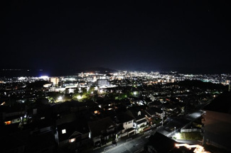 【展望】 | 【Night View】
物件からの夜の景色は、隠れ夜景スポットのよう。
お仕事から疲れて帰ってきて、この夜景を楽しめるのも
この立地ならでは。
もう少し早い時間のサンセット夜景もキレイかも。