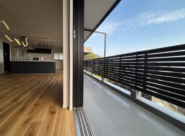 西岡本7丁目　中古戸建のバルコニー|ＬＤＫに面した南面の広々ワイドバルコニー