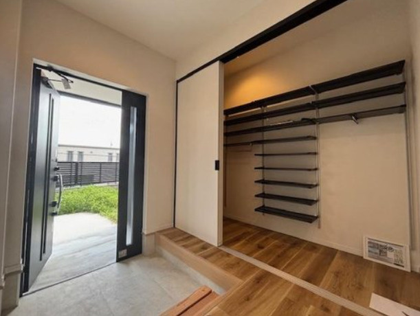 西岡本7丁目　中古戸建の玄関|玄関内にはうれしい大型シューズクローク付