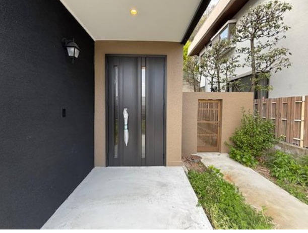 西岡本7丁目　中古戸建の玄関