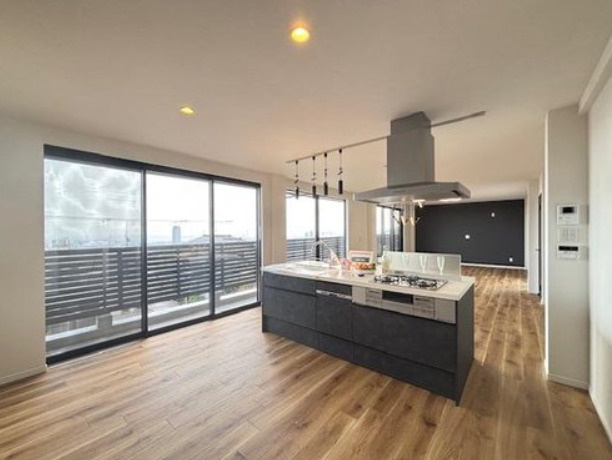 西岡本7丁目　中古戸建の居間・リビング|LDK25帖には大型パントリー3帖がございます。