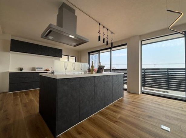 西岡本7丁目　中古戸建のキッチン|背面にはカップボードあり