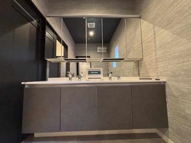 西岡本7丁目　中古戸建の洗面所|２ボウルの大型洗面化粧台 LIXILルミシスボウル一体タイプ1820
