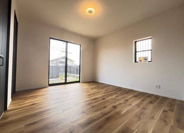 西岡本7丁目　中古戸建の洋室|洋室8.3帖
