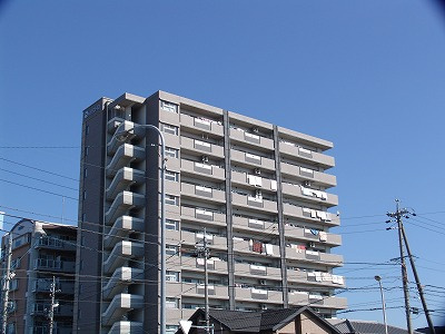 シャトレ愛松小牧中央の外観|名鉄小牧線「小牧」駅　徒歩４分。
南東角部屋・3面バルコニー。