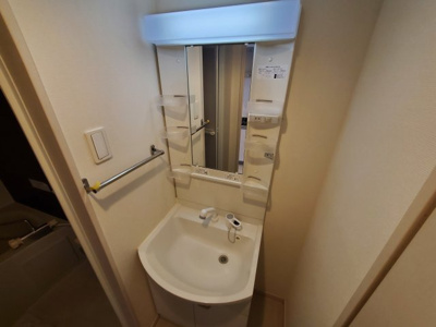 【独立洗面台】 | リブリ・ジュネスⅢ | 独立洗面台、小物を置くことができて便利です