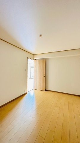 サンハイツ逆瀬川B棟の子供部屋|洋室