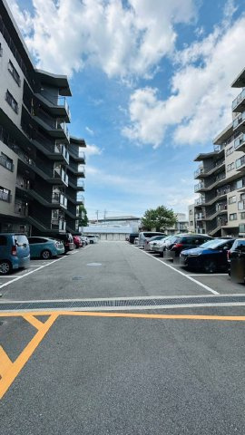 サンハイツ逆瀬川B棟の駐車場|駐車場
