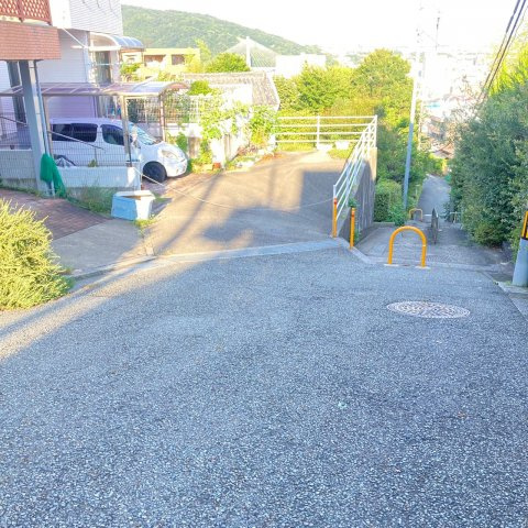 雲雀丘山手1丁目の前面道路含む現地写真|道幅6m！