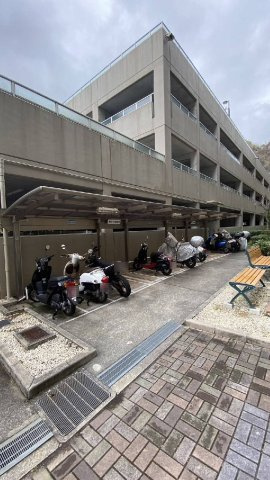 ラ・ビスタ宝塚エスティオ２番館の駐車場|バイク置き場