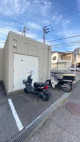南ひばりガ丘コーポラスの駐車場|バイク置き場