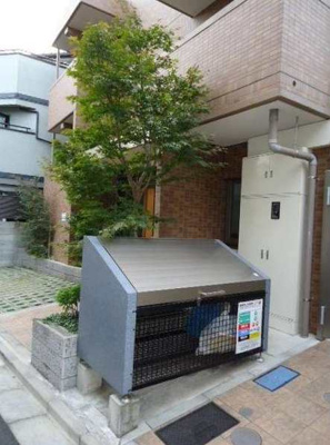 【その他共用部分】 | Maple Garden  | 敷地内ゴミ置き場。