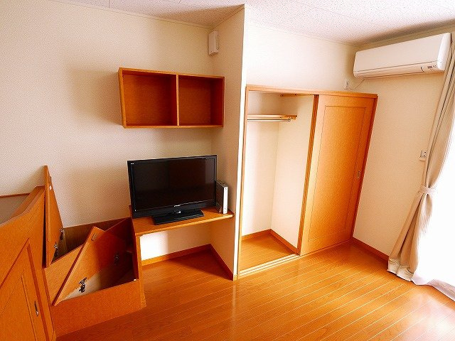 レオパレスプレミールの居間・リビング|コンパクトで使いやすい洋室です