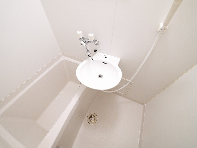 レオパレスＫＩＺＵＧＡＷＡの洗面所|広い洗面スペース