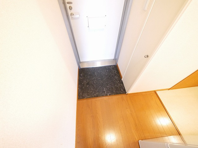 レオパレスＫＩＺＵＧＡＷＡの玄関|収納もある玄関です