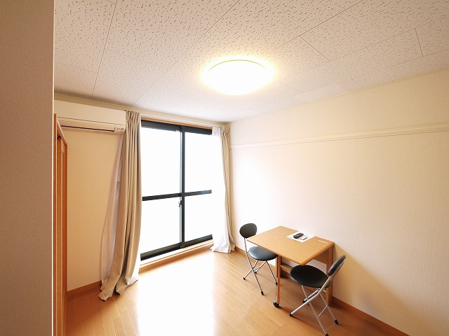 レオパレスＫＩＺＵＧＡＷＡの居間・リビング|おしゃれな居間です