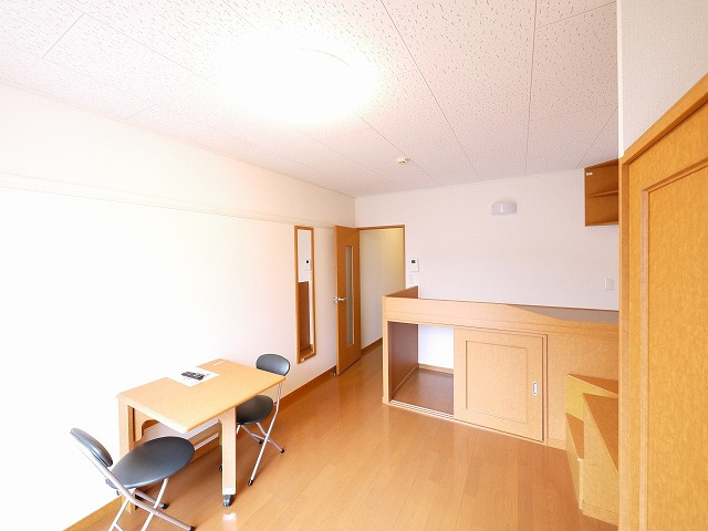 レオパレスＫＩＺＵＧＡＷＡの居間・リビング|こちらの居間で趣味の時間をお楽しみください