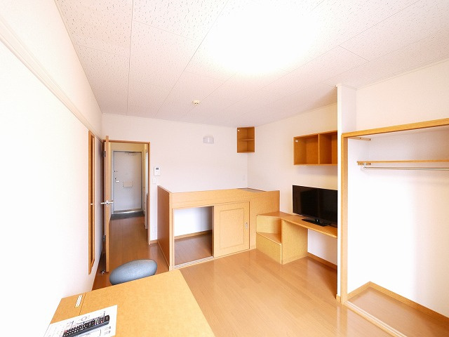 レオパレスＫＩＺＵＧＡＷＡの寝室|広くて明るい寝室