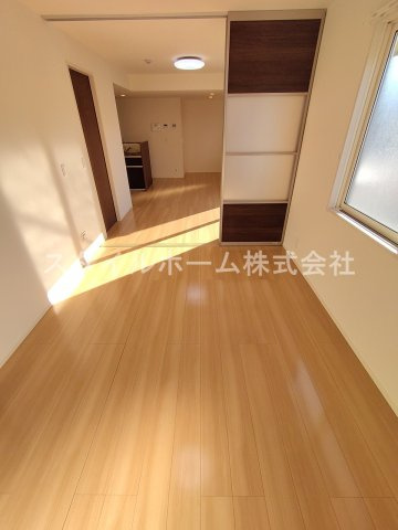 ソレーユ野路の居間・リビング|別部屋写真です。
