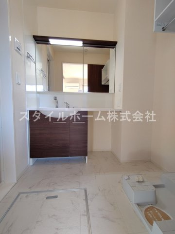 ソレーユ野路の洗面所|別部屋写真です。