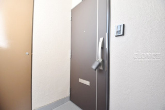 【その他共用部分】 | ダブルロック式の玄関ドアが皆様をお出迎え。お部屋のセキュリティの観点からも、うれしい設備ですね。玄関の色もシックで良い感じです。～即日のご見学可能～　お問合せはお気軽にどうぞ。