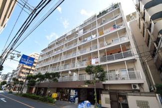 【外観】 | 手入れの行き届いた外壁やエントランスなど、「見ればわかる」レベルで清潔感を保ったマンションです。築年数を感じさせない姿で皆様をお出迎えします。～即日のご見学可能～　お問合せはお気軽にどうぞ。
