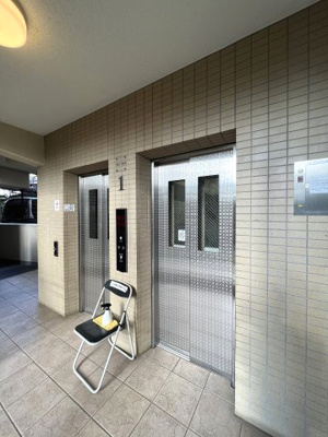 【その他共用部分】 | クレストフォルム横浜リヴァシス | お買い物時やベビーカーの出し入れに便利なエレベーター付です。混雑時にも便利な2基付。