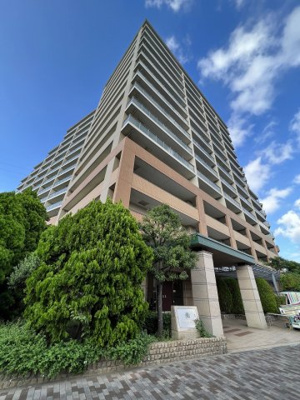 【外観】 | クレストフォルム横浜リヴァシス | 総戸数332戸、2004年1月築、管理人は日勤勤務につき管理体制良好です♪