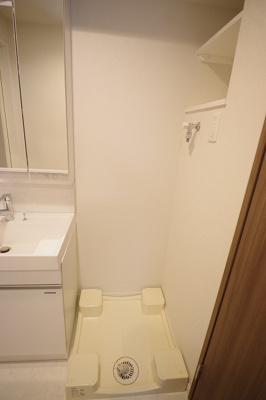 【設備】 | リージア新百合ヶ丘サウスコート | ※同じ間取りの別のお部屋の写真です。洗濯機置き場。