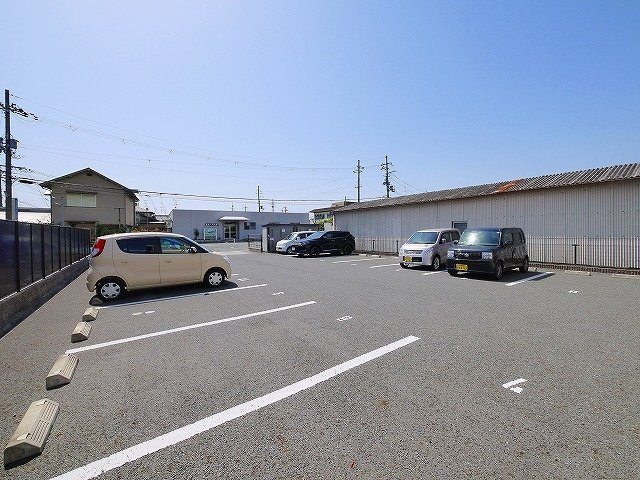 レオパレスブルーメの駐車場|駐車場完備です