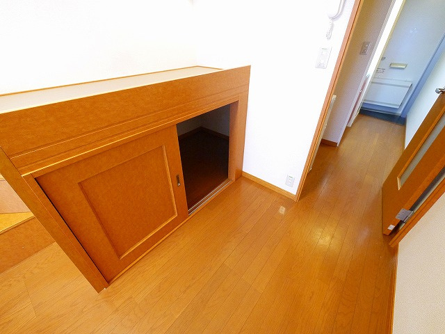 レオパレスブルーメの洋室|落ち着いた色調の洋室です