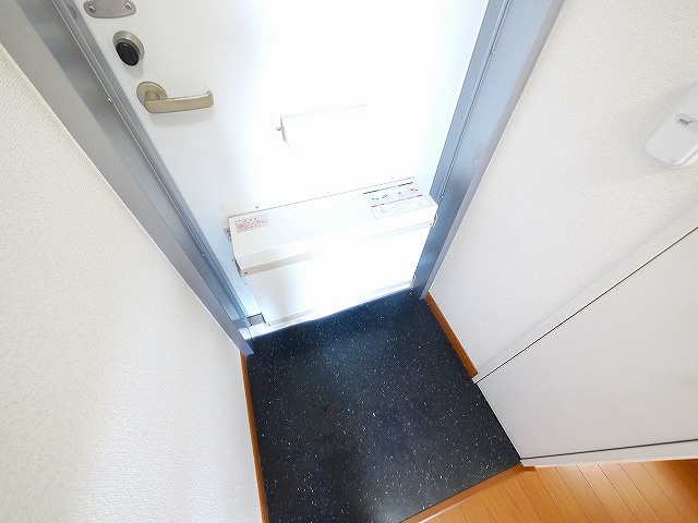 レオパレスブラッサム木津の玄関